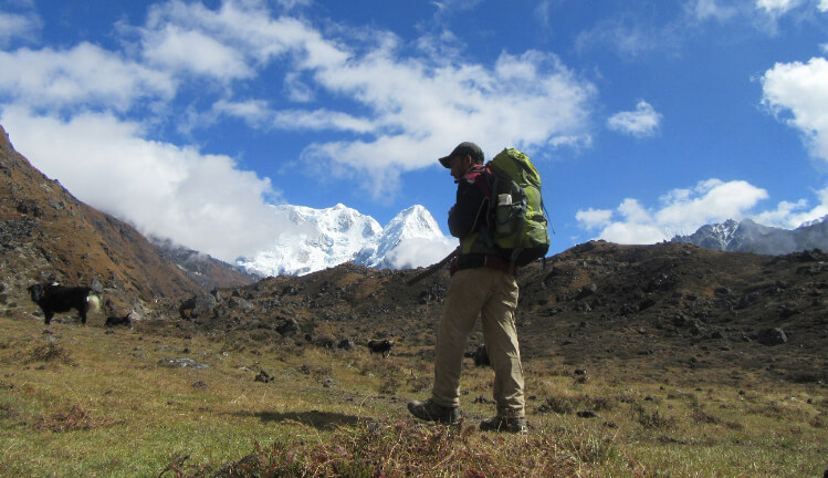 trekking kanchenjunga a trekker trekking in kanchenjunga